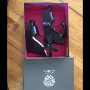 Vince Camuto Black wedges